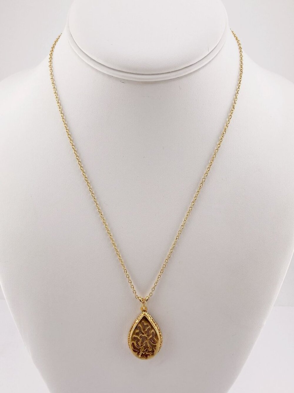 VINTAGE Gold tone metal raised teardrop shaped openwork pendant chain necklace